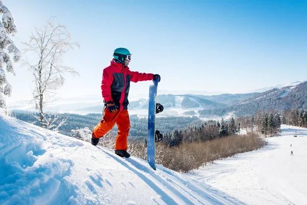 Snowboarder de pie en la cima de una pendiente — Foto de Stock