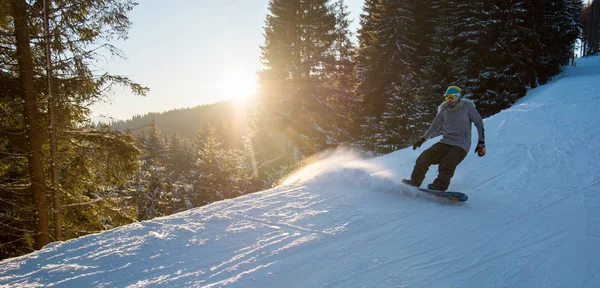 Snowboarder hembra montando cuesta abajo —  Fotos de Stock