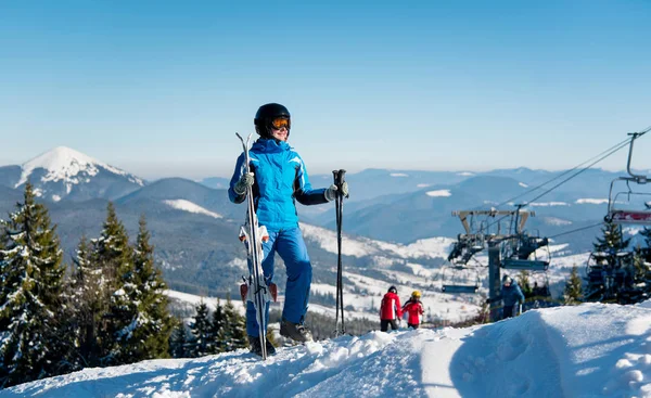 Tevékeny síelő nő téli sportruházat — Stock Fotó