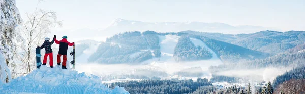 Paar beim Fünfen auf dem Gipfel des Berges — Stockfoto