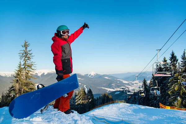 Snowboarder auf dem Gipfel der Berge — Stockfoto