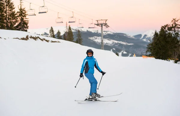 Chica en esquís en nieve suave en las montañas — Foto de Stock