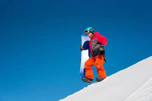 Snowboarder descendo a encosta — Fotografia de Stock