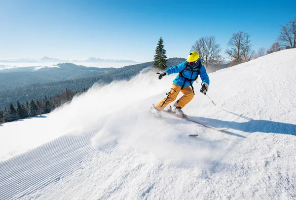 erkek kayakçı yokuş sürme 