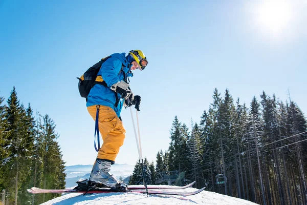 Hombre esquiando en las montañas — Foto de Stock