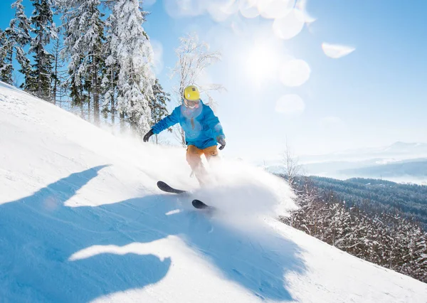 Professionele skiër skiën in de bergen — Stockfoto