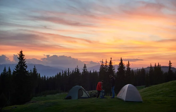 Turistas perto de duas tendas nas montanhas — Fotografia de Stock