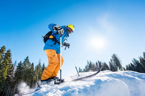 Skier riding down the slope — Stock Photo, Image