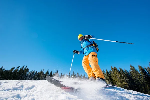 Skifahren in den Bergen — Stockfoto