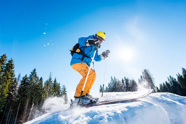 Esquiador esqui na neve fresca nas montanhas — Fotografia de Stock