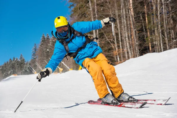 Skifahrer auf der Piste — Stockfoto