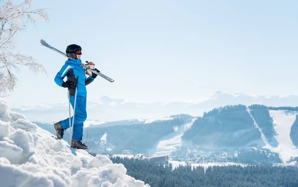 Kadın kayakçı yokuş aşağı yürüyüş — Stok fotoğraf
