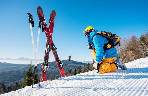 Sciatore godendo in cima alla montagna — Foto Stock