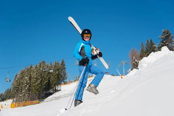 Vrouw skiër uitvoering van haar Ski 's — Stockfoto