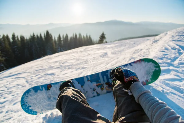 Snowboarder deitado na neve — Fotografia de Stock