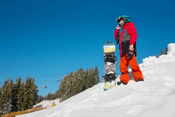 Snowboarder ruht sich am Hang aus — Stockfoto