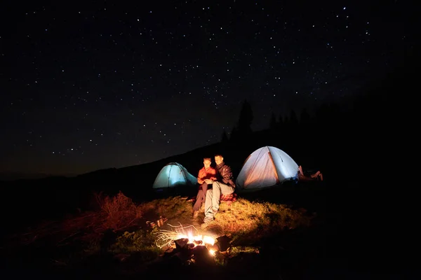 Para turystów w nocy camping — Zdjęcie stockowe