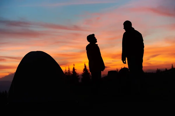 Pareja de senderismo en las montañas juntos — Foto de Stock