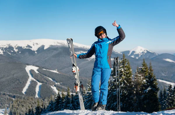 Женщина лыжник показывая большие пальцы вверх — стоковое фото