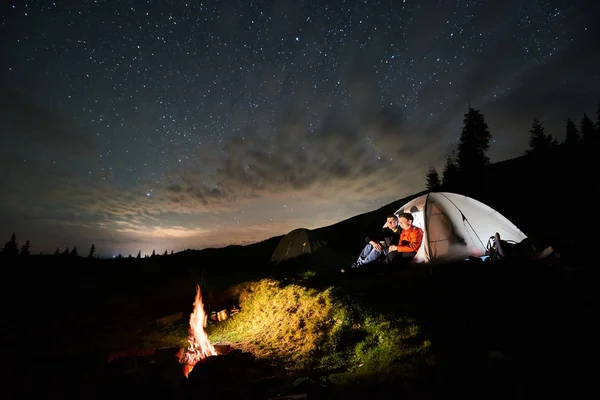 Casal de turistas à noite acampar — Fotografia de Stock