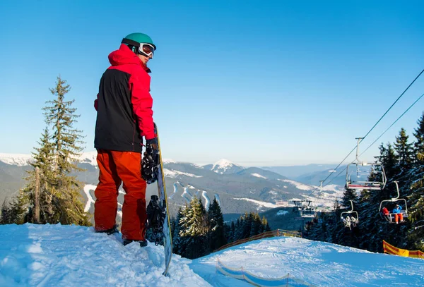 Сноубордист наслаждается красивой зимой — стоковое фото