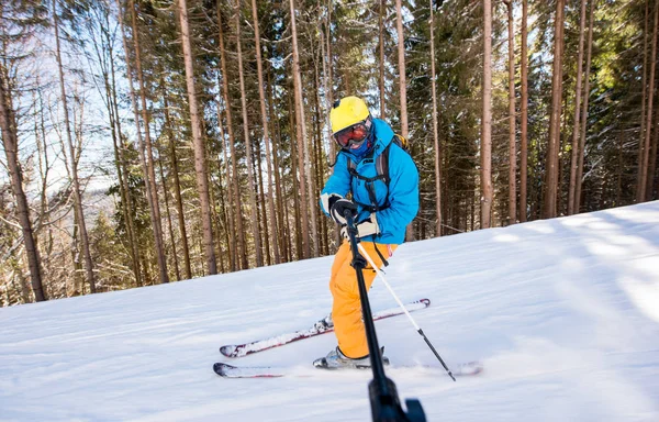 Esquiador masculino tirar foto selfie — Fotografia de Stock