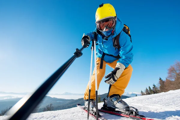 Sciatore maschio prendendo un selfie — Foto Stock