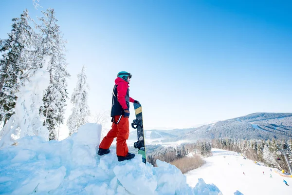 Snowboarder de pie en la cima de una pendiente —  Fotos de Stock