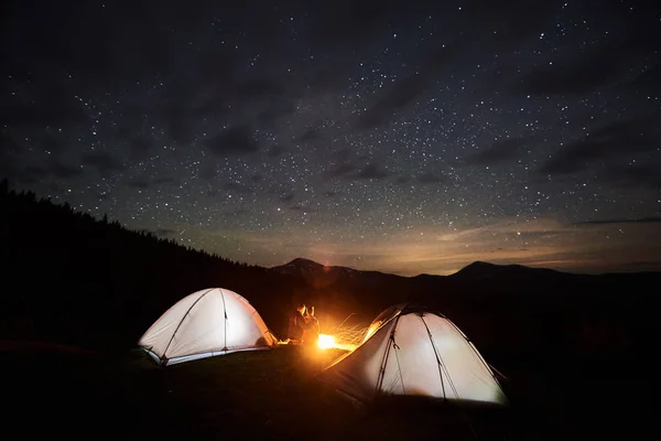 Casal de turistas à noite acampar — Fotografia de Stock