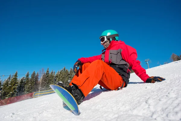 Snowboarder entspannt auf der Piste — Stockfoto
