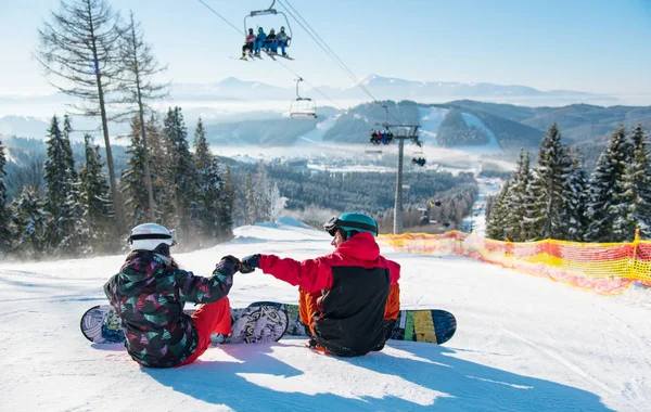 Snowboarders descansando en la cima de la pista de esquí —  Fotos de Stock