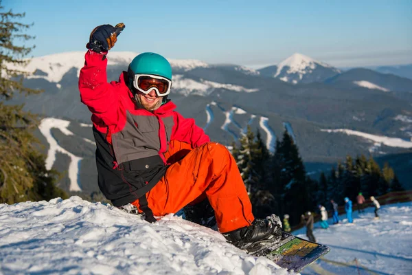 Snowboarder sorridente mostrando pollici in su — Foto Stock