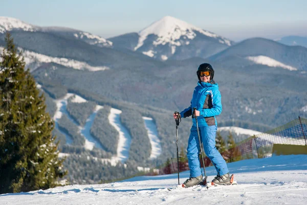 Mujer esquiando en las montañas de los Cárpatos — Foto de Stock