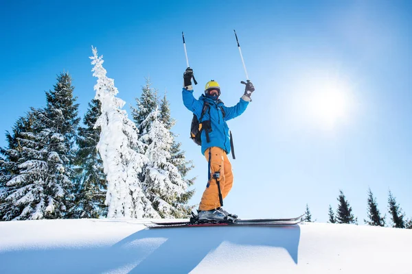 Skifahrer mit Skistöcken — Stockfoto