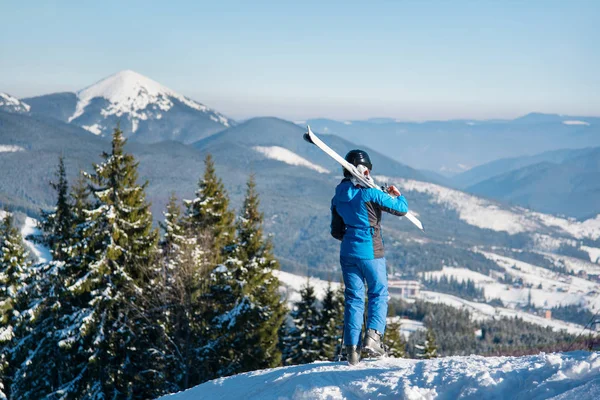 Bir dağın tepesinde duran kayakçı — Stok fotoğraf