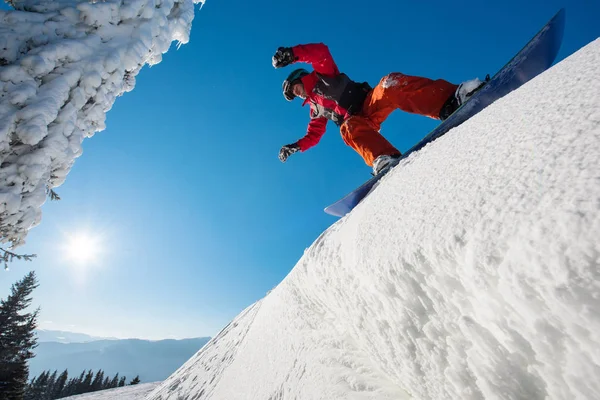Snowboarder οδηγείτε σε κατηφόρα — Φωτογραφία Αρχείου