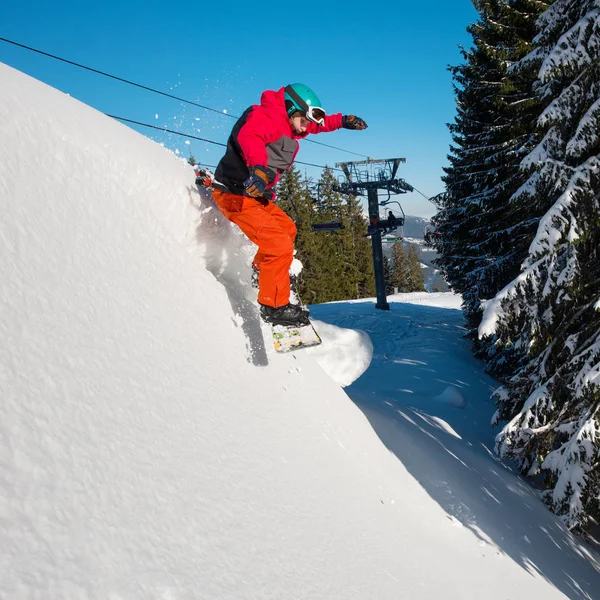 Snowboarder πηδώντας στον αέρα — Φωτογραφία Αρχείου