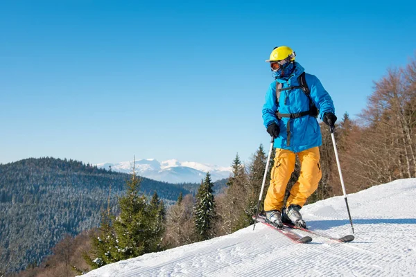 Profi-Skifahrer in bunter Ausrüstung — Stockfoto