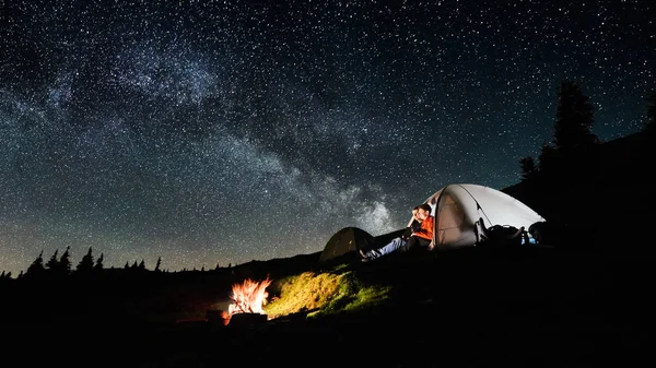 Couple de touristes la nuit camping — Photo