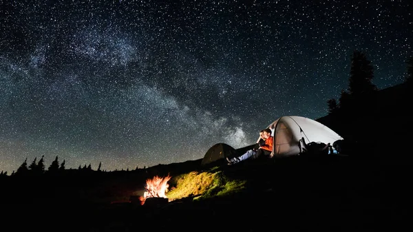 Casal de turistas à noite acampar — Fotografia de Stock