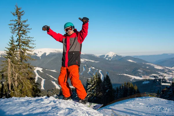 Ενθουσιασμένος snowboarder στέκεται στην πλαγιά — Φωτογραφία Αρχείου