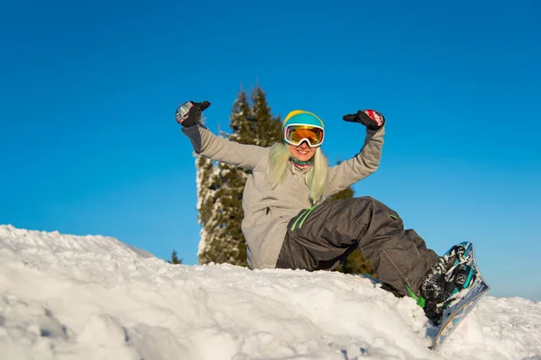 Snowboarder se divertindo na encosta nevada — Fotografia de Stock