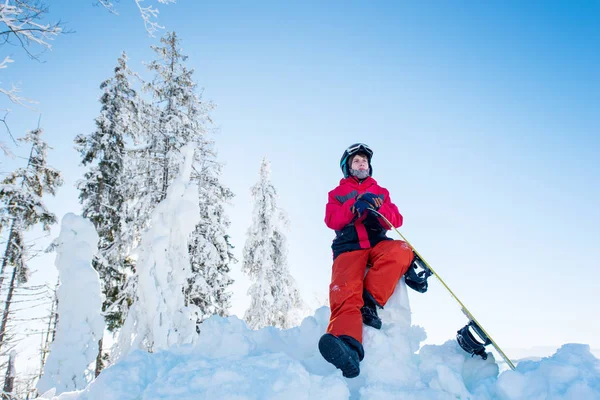 Snowboarder αναπαύεται στην κορυφή του βουνού — Φωτογραφία Αρχείου