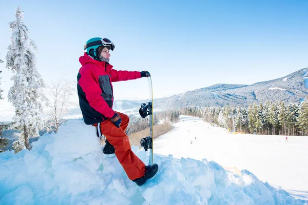 mountai üstünde dinlenme snowboarder