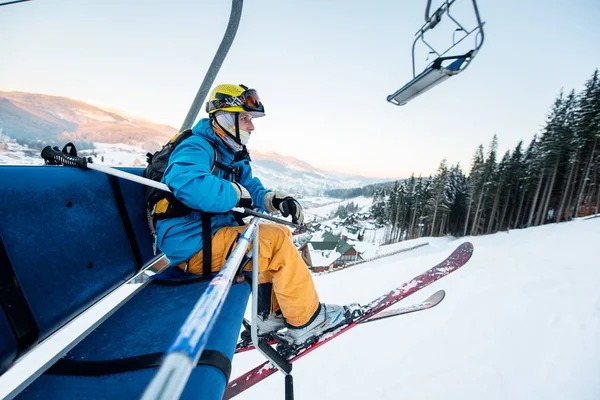 Mannelijke skiër zitten op de stoel van de skilift — Stockfoto