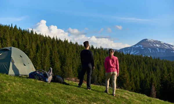 Amigos caminhando juntos nas montanhas — Fotografia de Stock