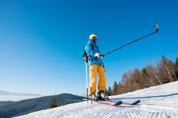 Sciatore maschio prendendo un selfie — Foto Stock