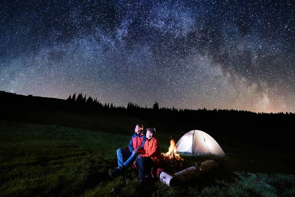 Casal de turistas à noite acampar — Fotografia de Stock