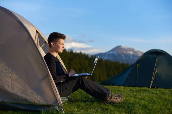 Young woman using laptop outdoors — Stock Photo, Image