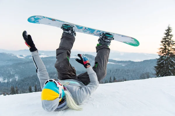 Γυναίκα snowboarder διασκεδάζοντας στην πλαγιά — Φωτογραφία Αρχείου